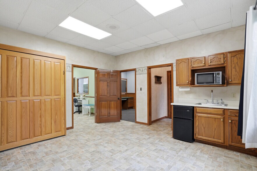 More Photos Of 118 Main st, Blackwater Office For Sale
