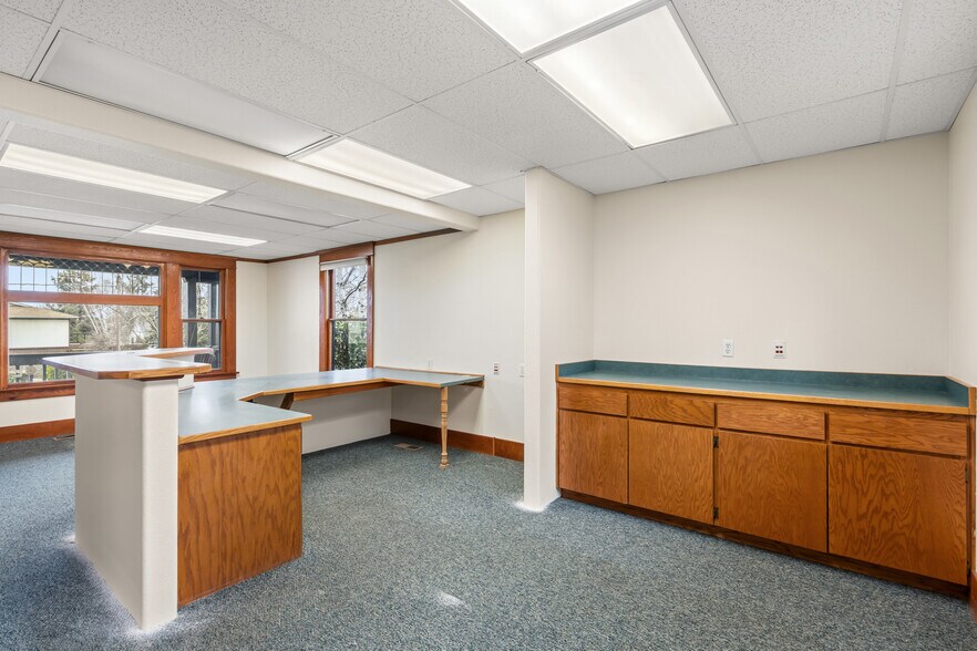 More Photos Of 858 NE A St, Grants Pass Office For Sale
