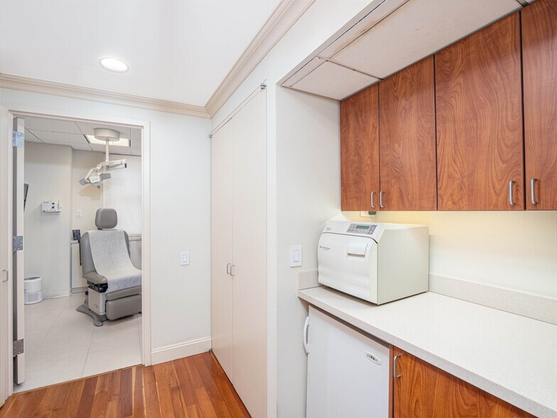 More Photos Of 115 E 61st St, New York Medical For Sale