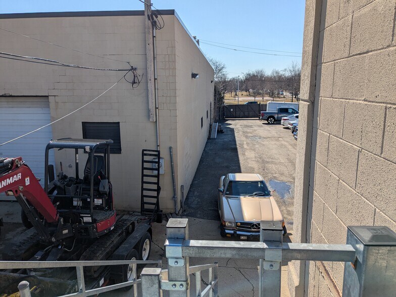 More Photos Of 6575-6577 N Avondale Ave, Chicago Service For Lease