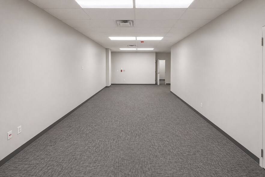 More Photos Of 5000 SW Regional Airport Blvd, Bentonville Warehouse For Lease
