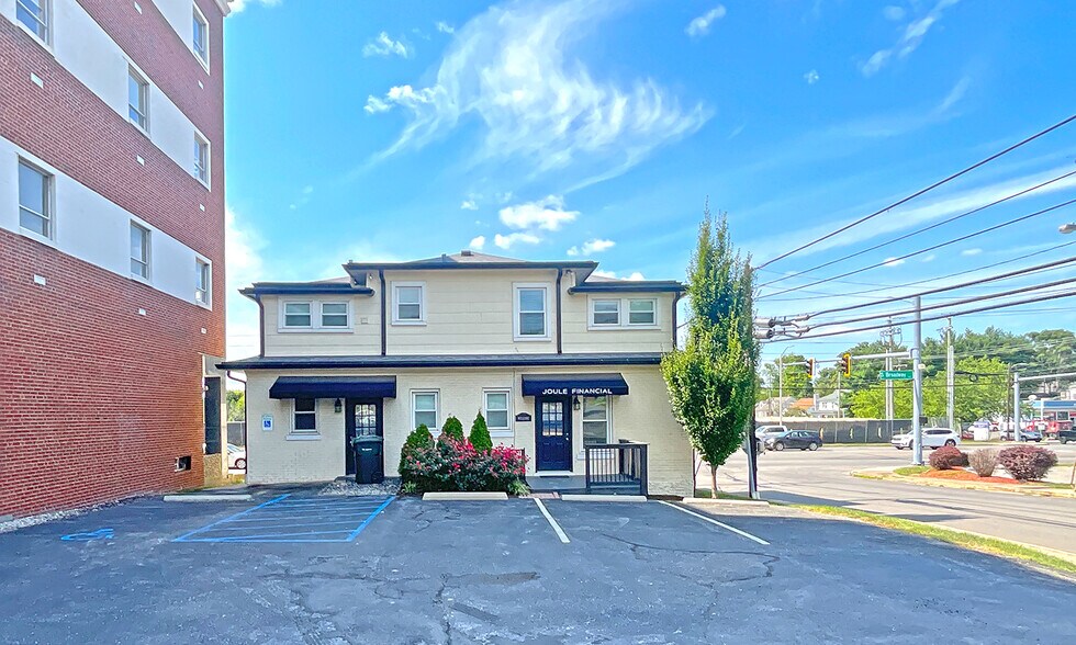 More Photos Of 1216 S Broadway, Lexington Office For Lease