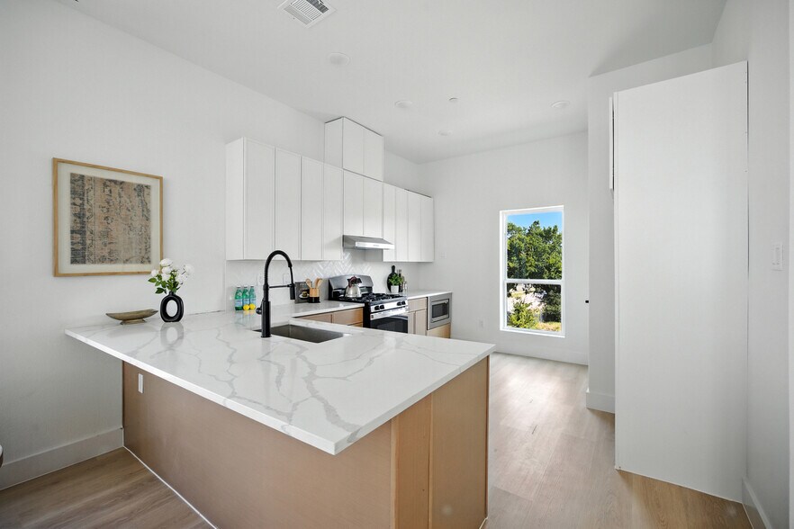 More Photos Of 312 N Lancaster Ave, Dallas Apartments For Sale