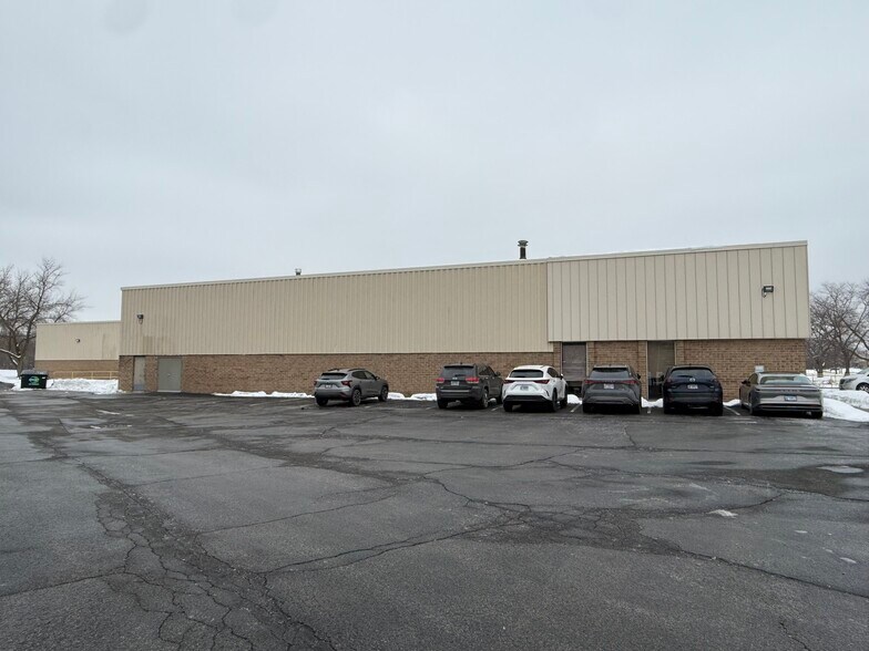 Primary Photo Of 950-970 Tower Rd, Mundelein Warehouse For Lease