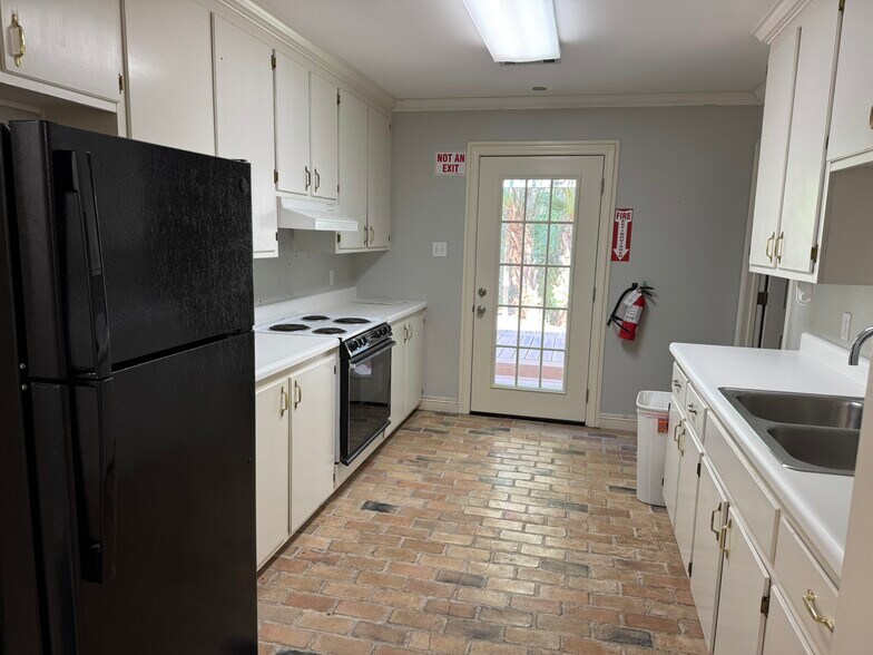 More Photos Of 10508 S Glenstone Pl, Baton Rouge Loft Creative Space For Lease