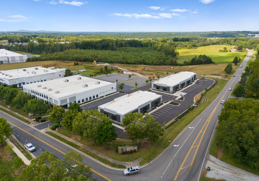 More Photos Of 112 Exmore Rd, Mooresville Flex For Lease