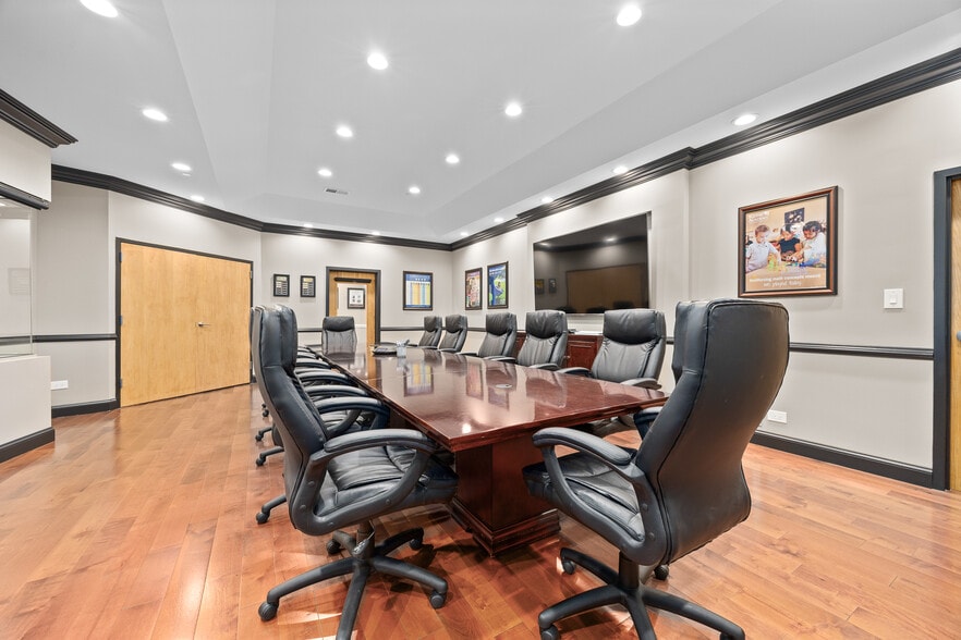 More Photos Of 2005 Bloomingdale Rd, Glendale Heights Office For Sale