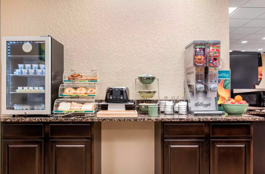 More Photos Of 406 E 22nd St, Huntingburg Hotel For Sale