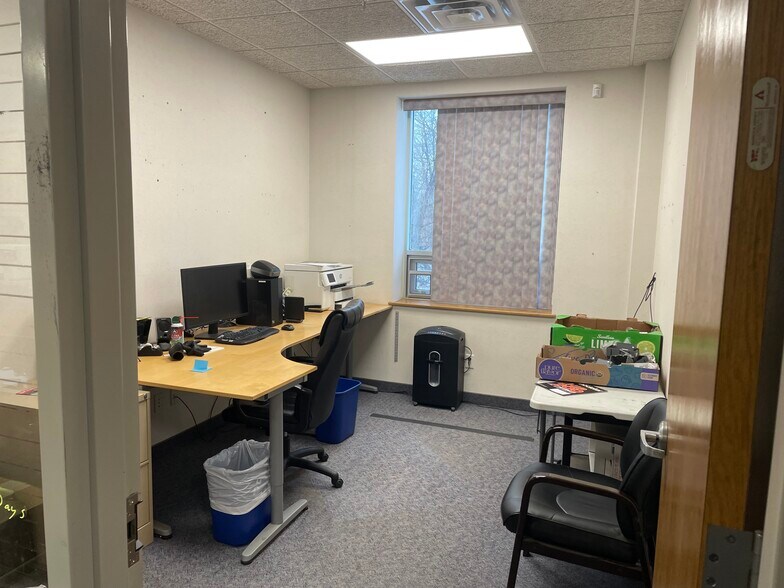 More Photos Of 2343 NW 135th Ln, Andover Manufacturing For Sale