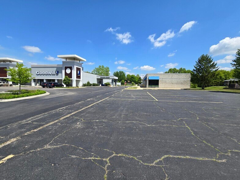 More Photos Of 1500 E Algonquin Rd, Algonquin Auto Repair For Lease