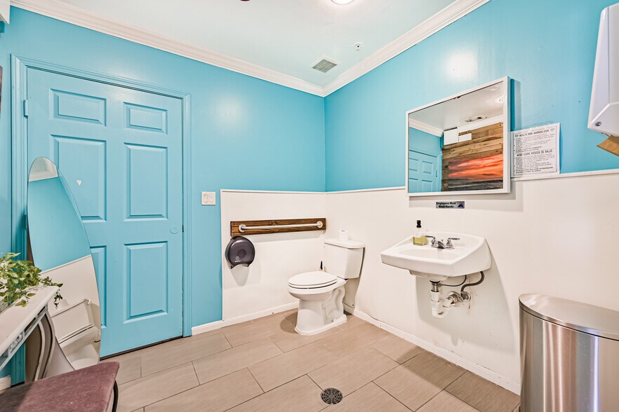 More Photos Of 2425 Strand St, Galveston Restaurant For Sale