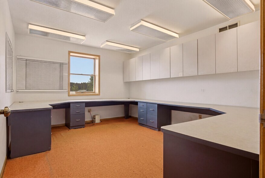 More Photos Of 520 W Broadway St, Blair Warehouse For Sale