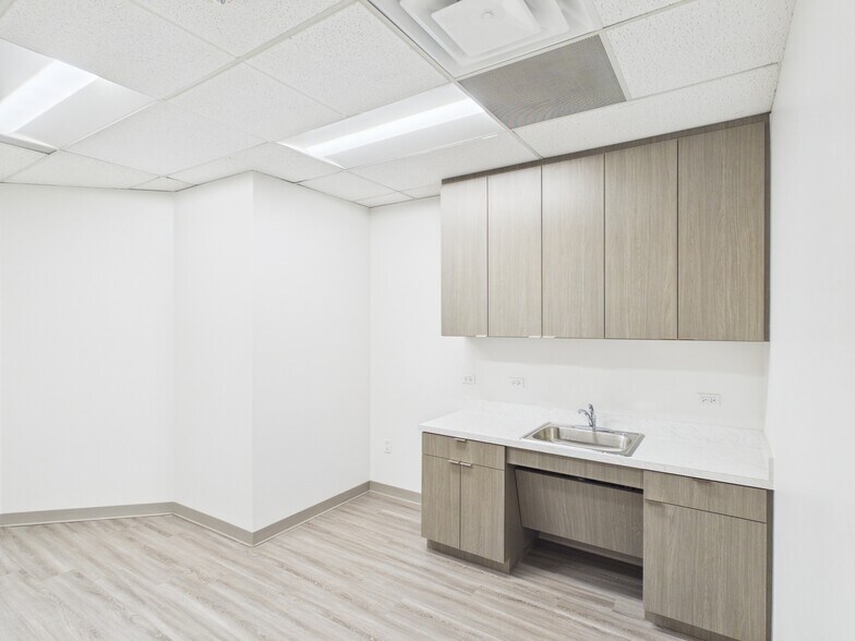 More Photos Of 4004 Belt Line Rd, Addison Unknown For Lease