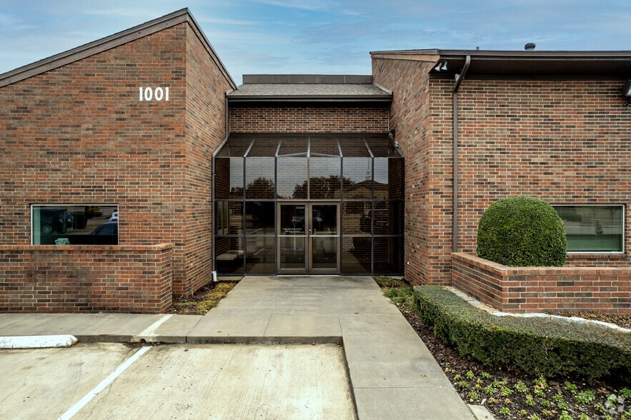 More Photos Of 1001 E Buckingham Rd, Richardson Medical For Lease