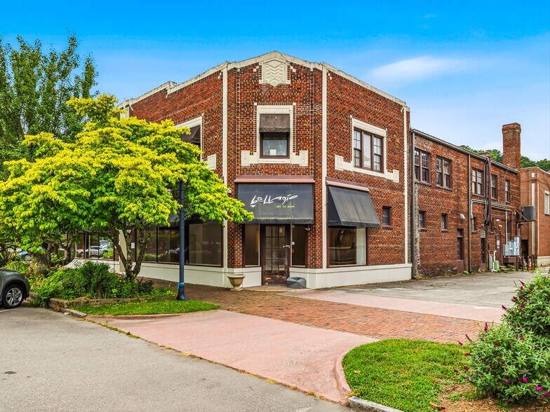 More Photos Of 5 Biltmore Plz, Asheville Storefront For Lease