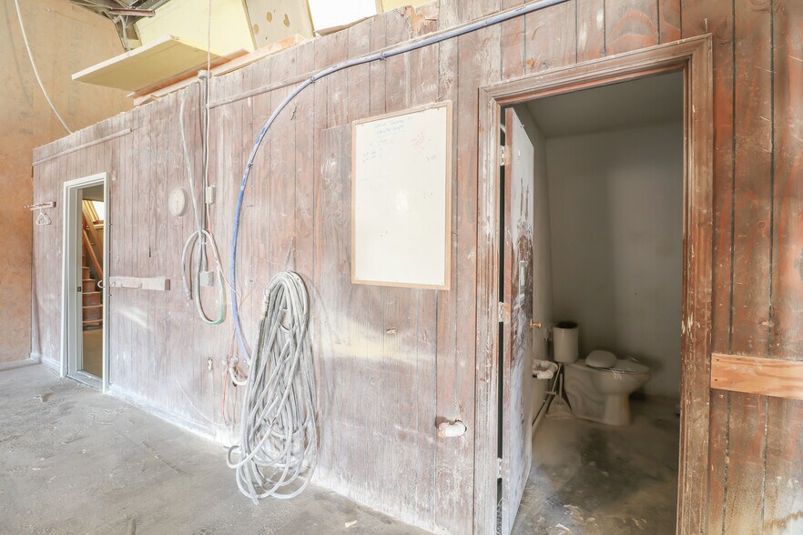 More Photos Of 1292 SW 125th Rd, Holden Light Manufacturing For Sale