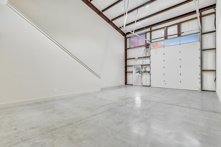 More Photos Of 15210 Fitzhugh Rd, Austin Light Distribution For Lease