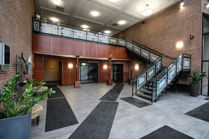 More Photos Of 9911 Shelbyville Rd, Louisville Office For Lease