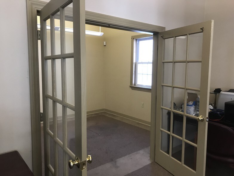 More Photos Of 7 Main St, North Kingstown Storefront Retail Office For Lease