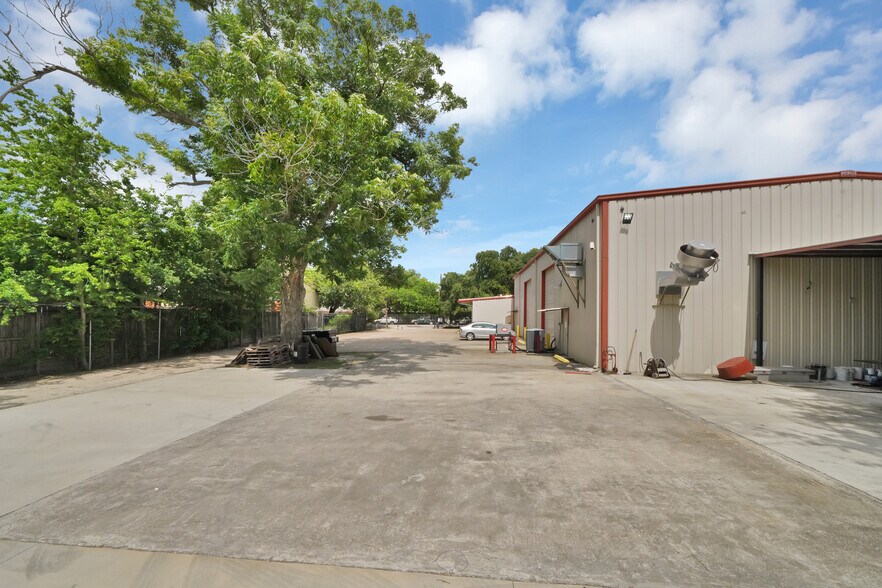 More Photos Of 1313 Cedar Post Ln, Houston Warehouse For Sale