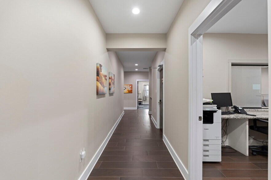 More Photos Of 9518 Tioga Dr, San Antonio Office For Sale