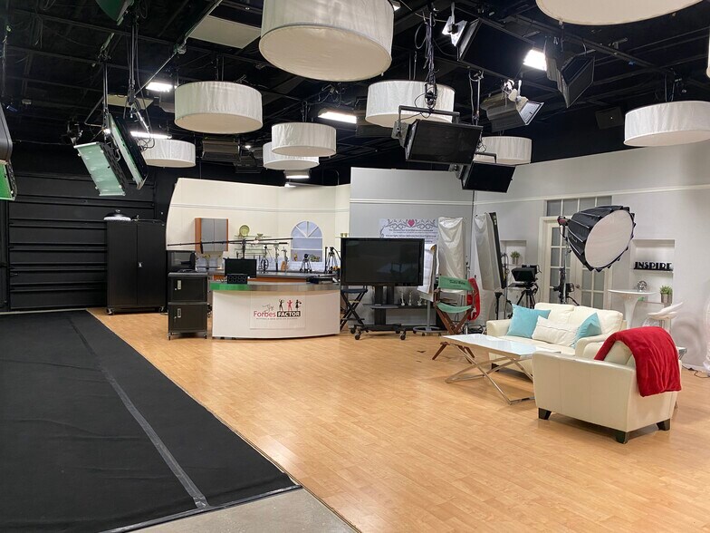 More Photos Of 3158 24th Ave N, Saint Petersburg Showroom For Sale