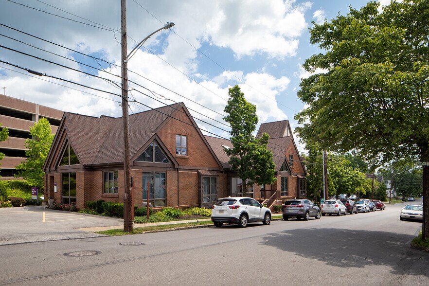 More Photos Of 901 E Brady St, Butler Medical For Lease
