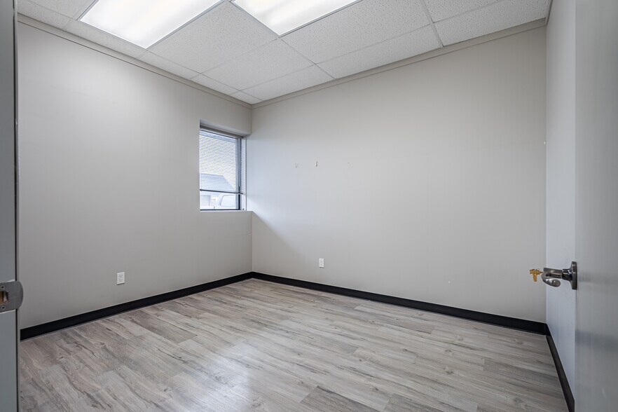 More Photos Of 5704 44 St, Lloydminster Office For Lease