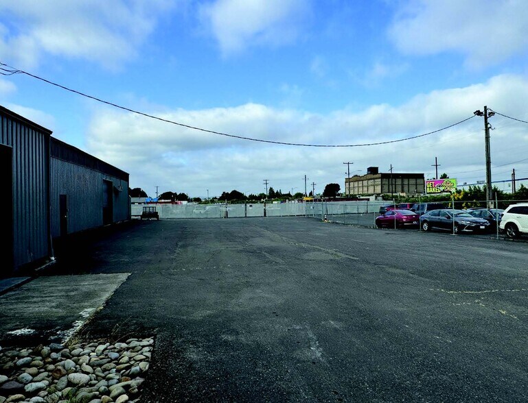 More Photos Of 2990 Portland Rd NE, Salem Warehouse For Lease