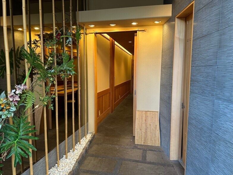 More Photos Of 1731 Kalakaua Ave, Honolulu Freestanding For Lease