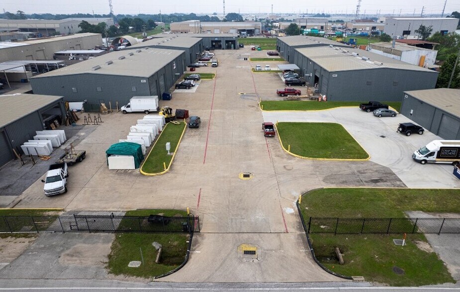 More Photos Of 5850 Cunningham Rd, Houston Unknown For Lease