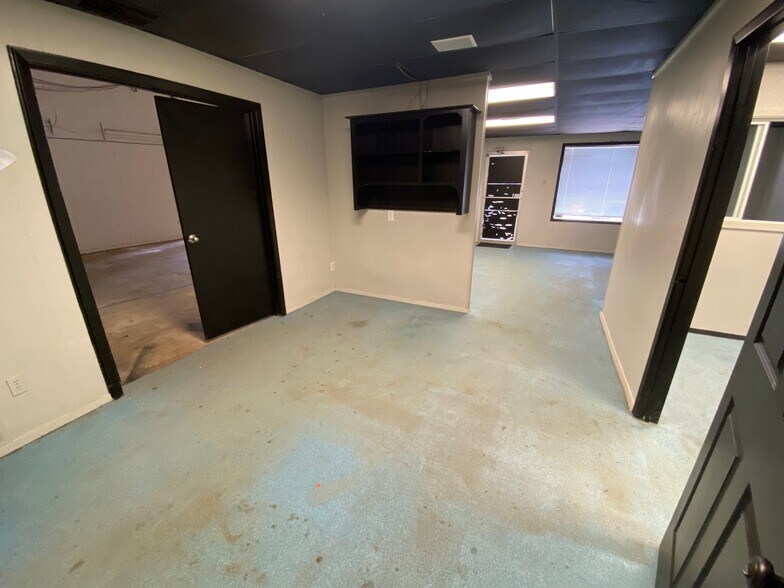 More Photos Of 13306 State Highway 110 S, Tyler Warehouse For Lease