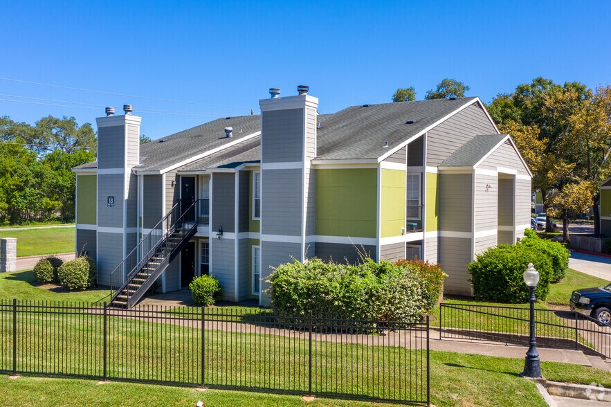 More Photos Of 127 W Plantation Dr, Lake Jackson Apartments For Sale