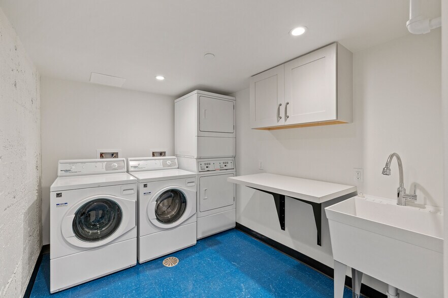 More Photos Of 22 Grinnell Plz, Sheridan General Retail For Lease