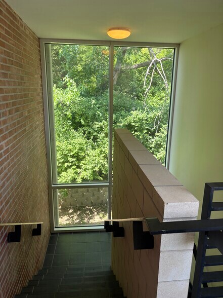 More Photos Of 17 S Jewell St, Liberty Office For Sale