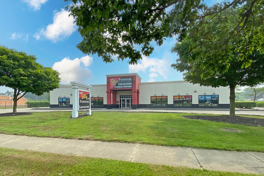 Primary Photo Of 15700 Middlebelt Rd, Livonia Freestanding For Sale