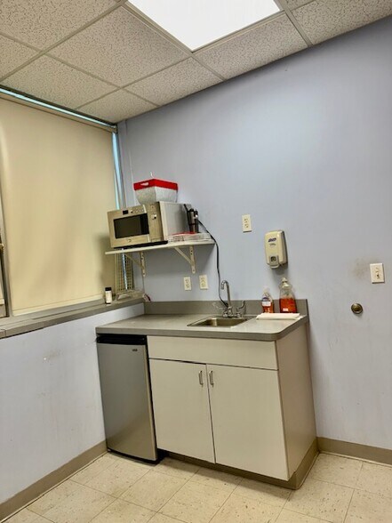 More Photos Of 333 Old Hook Rd, Westwood Medical For Sale