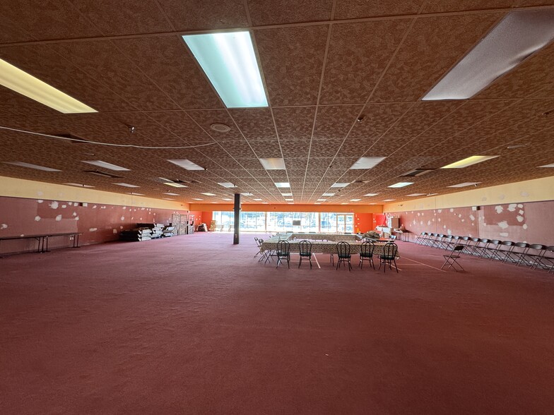 More Photos Of 225-255 Mohawk Trl, Greenfield Freestanding For Lease