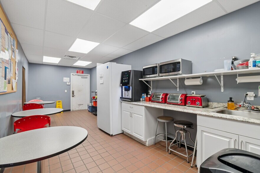 More Photos Of 1760-1770 Calumet St, Clearwater Warehouse For Lease
