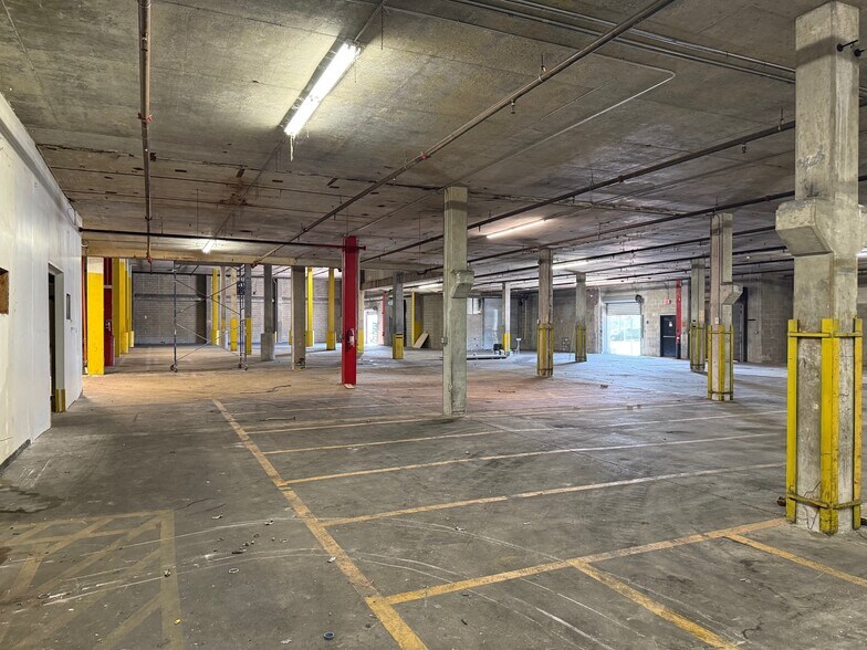 More Photos Of 3900 W Coachman Ave, Tampa Warehouse For Lease