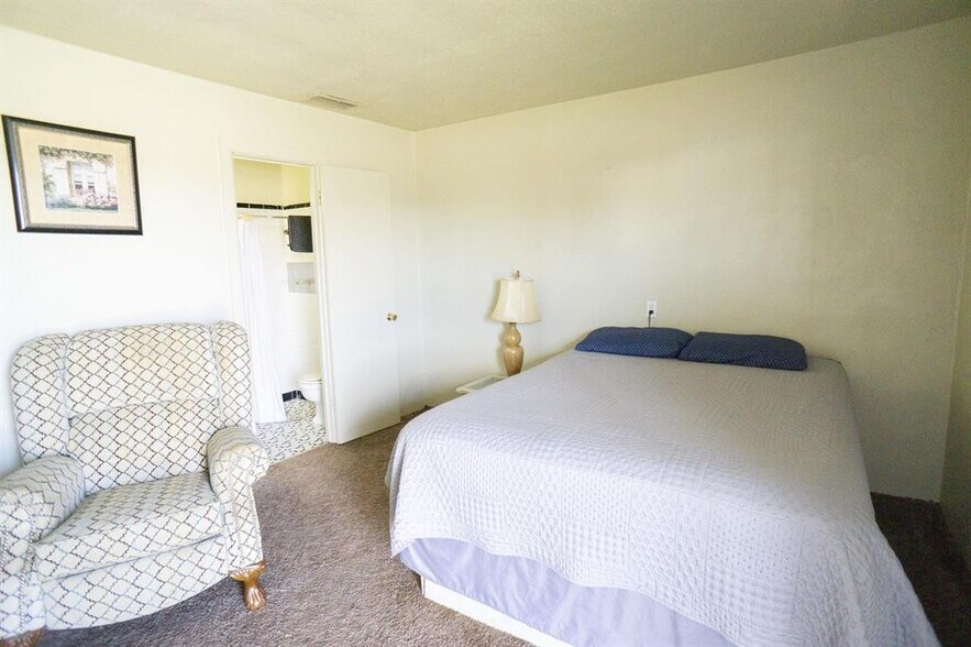 More Photos Of 215 SW 6th St, Mooreland Hotel For Sale