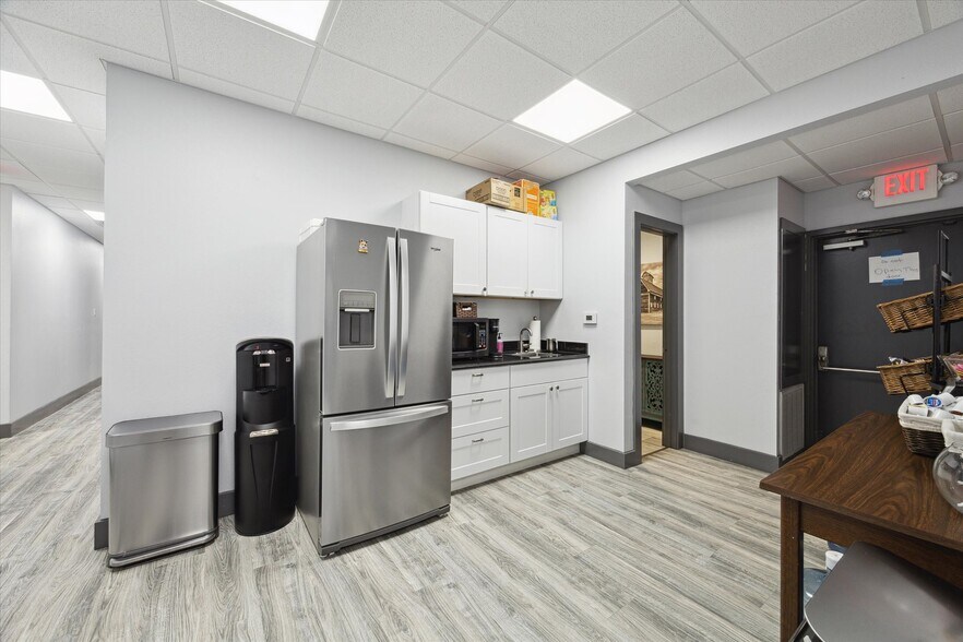 More Photos Of 16610 Sea Lark Rd, Houston Office For Sale