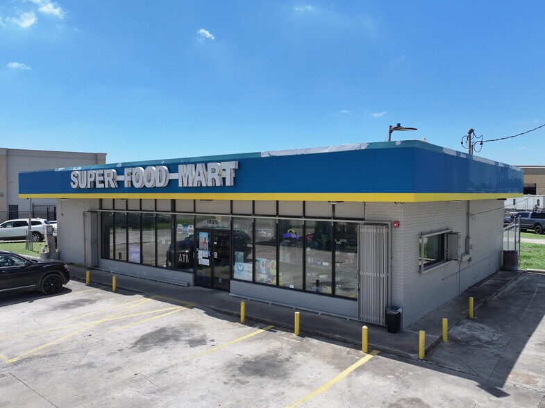 More Photos Of 1625 W Cardinal Dr, Beaumont Service Station For Sale