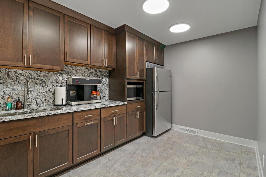 More Photos Of 5300 Green Bay Rd, Kenosha Medical For Lease