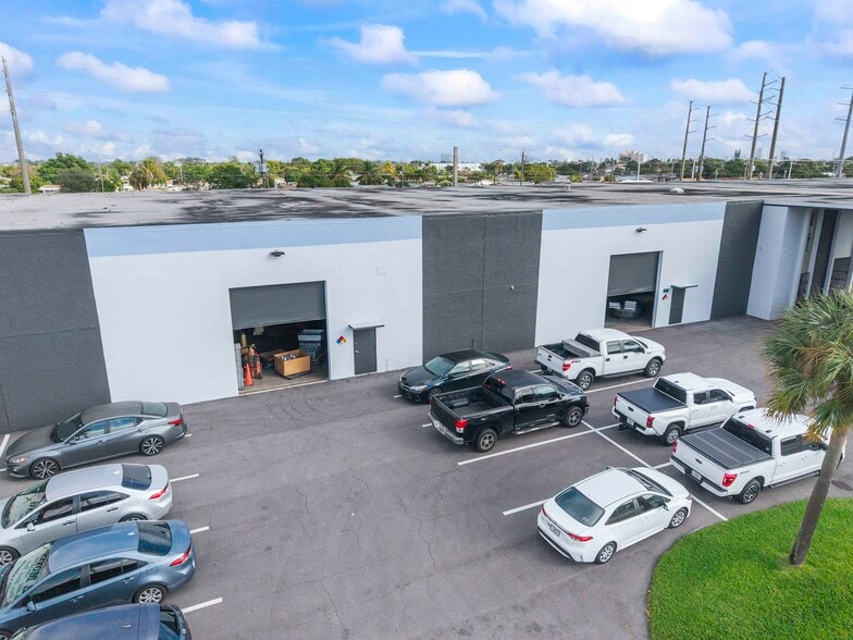 More Photos Of 1205-1421 Hill Ave, Mangonia Park Warehouse For Lease