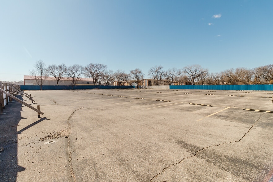 More Photos Of 3101 S Broadway St, Wichita Freestanding For Sale