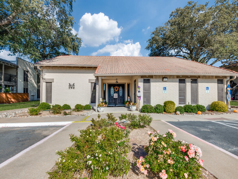 Primary Photo Of 7301 Sanger Ave, Waco Apartments For Sale