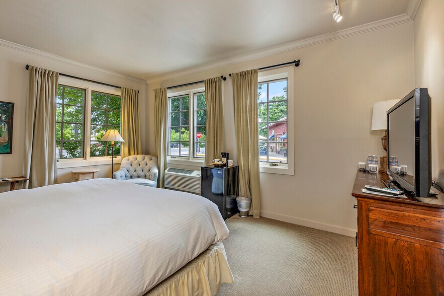 More Photos Of 240 E California St, Jacksonville Hotel For Sale