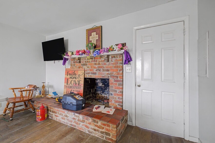 More Photos Of 611 New Shackle Island Rd, Hendersonville Flex For Sale