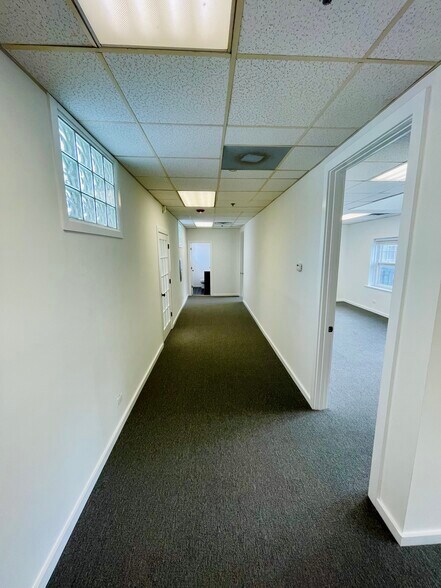 More Photos Of 921 Green Bay Rd, Winnetka Office For Lease